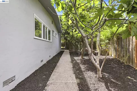 Exterior - 554 Beechmont Ln, Hayward, CA 94544 photo 13 of 14
