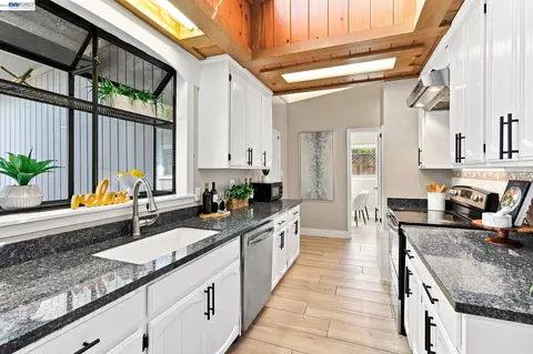 Kitchen - 554 Beechmont Ln, Hayward, CA 94544 photo 2 of 2