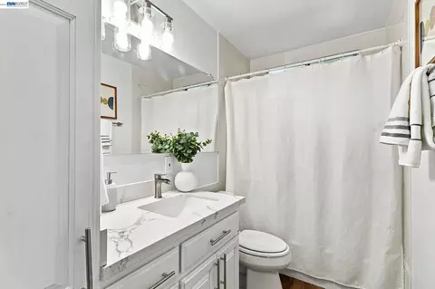 Bath - 554 Beechmont Ln, Hayward, CA 94544 photo 4 of 6