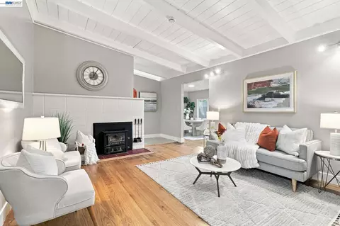 Living - 554 Beechmont Ln, Hayward, CA 94544 photo 3 of 3