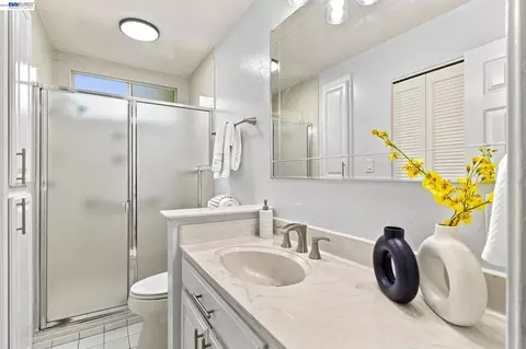 Bath - 554 Beechmont Ln, Hayward, CA 94544 photo 6 of 6