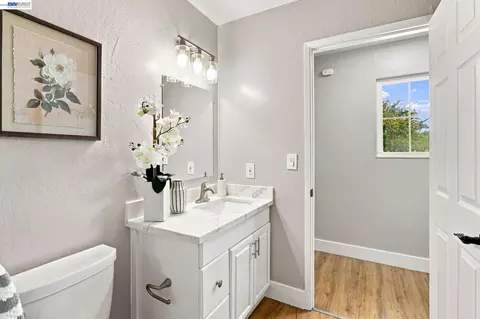 Bath - 554 Beechmont Ln, Hayward, CA 94544 photo 3 of 6
