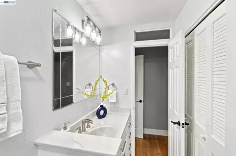 Bath - 554 Beechmont Ln, Hayward, CA 94544 photo 2 of 6