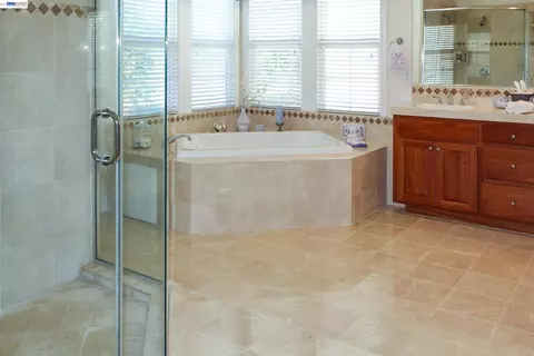 Bath - 4972 Grayhawk Ct, Dublin, CA 94568 photo 6 of 8