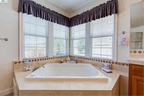Bath - 4972 Grayhawk Ct, Dublin, CA 94568 photo 8 of 8