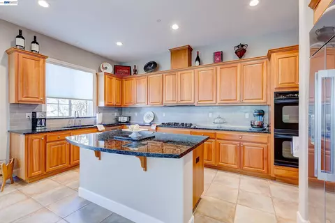 Kitchen - 4972 Grayhawk Ct, Dublin, CA 94568 photo 8 of 15