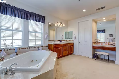 Bath - 4972 Grayhawk Ct, Dublin, CA 94568 photo 7 of 8