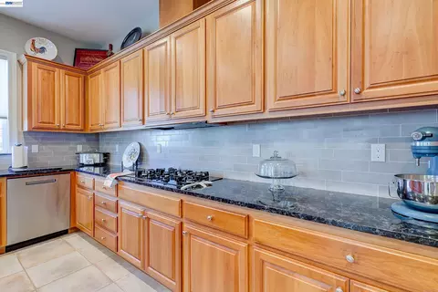 Kitchen - 4972 Grayhawk Ct, Dublin, CA 94568 photo 11 of 15