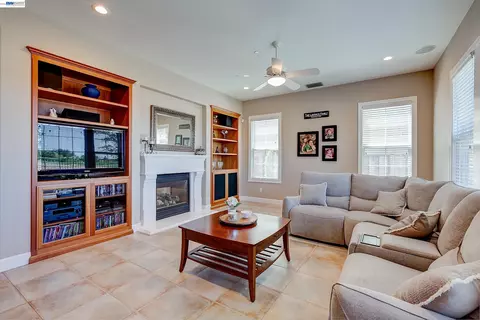 Living - 4972 Grayhawk Ct, Dublin, CA 94568 photo 10 of 12
