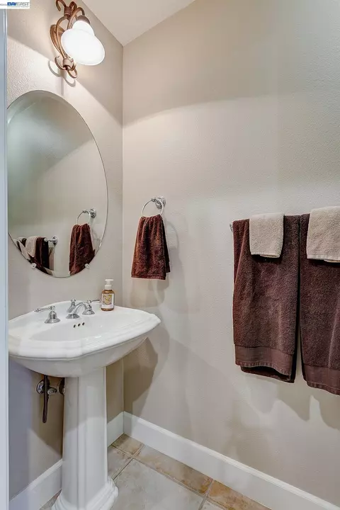 Bath - 4972 Grayhawk Ct, Dublin, CA 94568 photo 2 of 8