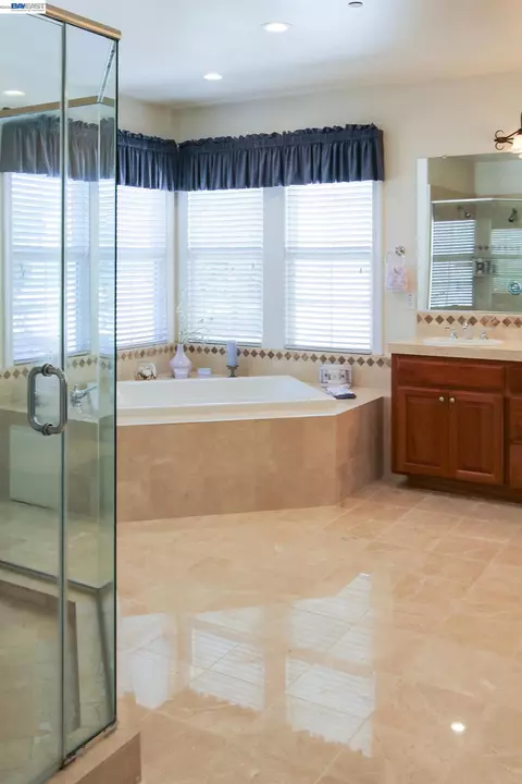 Bath - 4972 Grayhawk Ct, Dublin, CA 94568 photo 4 of 8