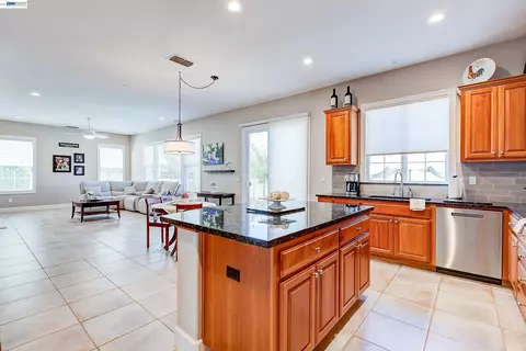 Kitchen - 4972 Grayhawk Ct, Dublin, CA 94568 photo 12 of 15