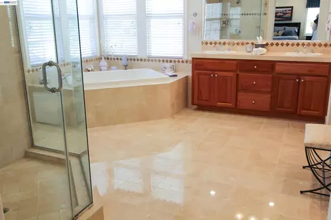 Bath - 4972 Grayhawk Ct, Dublin, CA 94568 photo 5 of 8