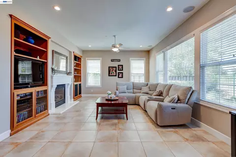Living - 4972 Grayhawk Ct, Dublin, CA 94568 photo 8 of 12