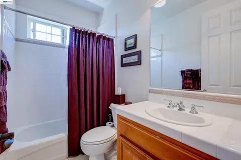 Bath - 4972 Grayhawk Ct, Dublin, CA 94568 photo 3 of 8