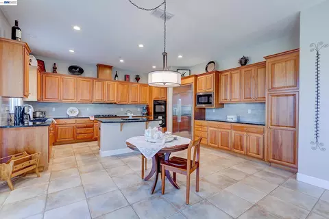 Kitchen - 4972 Grayhawk Ct, Dublin, CA 94568 photo 3 of 15