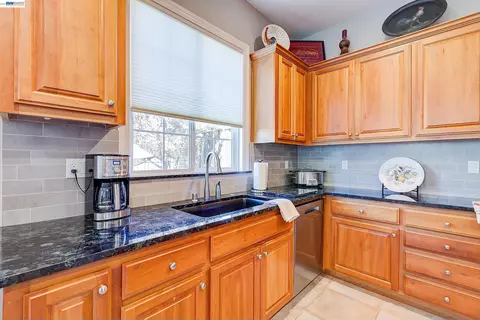 Kitchen - 4972 Grayhawk Ct, Dublin, CA 94568 photo 9 of 15
