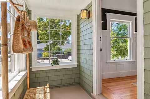 Entry Way - 2435 Valley St, Berkeley, CA 94702 photo 2 of 5