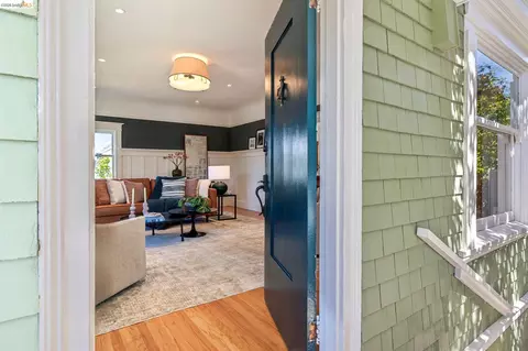 Entry Way - 2435 Valley St, Berkeley, CA 94702 photo 3 of 5