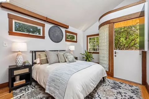 Bedroom - 2435 Valley St, Berkeley, CA 94702 photo 2 of 16