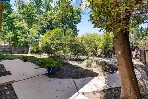 Exterior - 7 Leeds Ct, Danville, CA 94526 photo 5 of 8