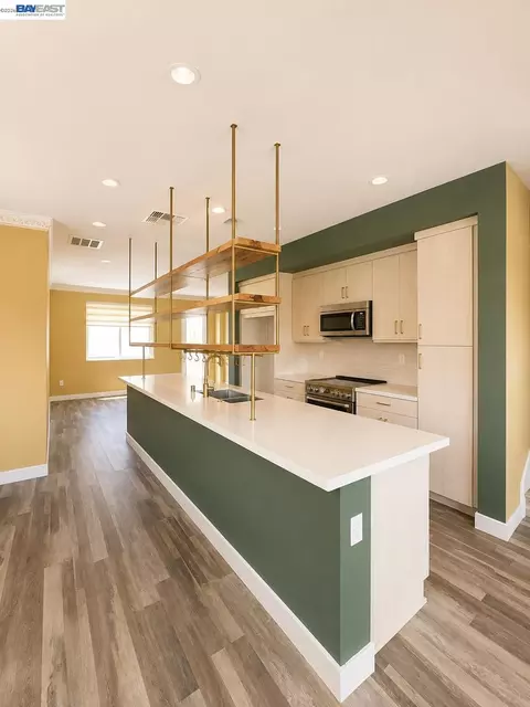 977 24th St, Oakland, CA 94607 photo 4