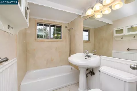 Bath - 3214 Pine St, Martinez, CA 94553 photo 1 of 1
