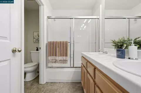 Bath - 4700 Hunter Peak Ct, Antioch, CA 94531 photo 4 of 6