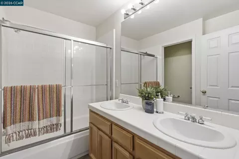 Bath - 4700 Hunter Peak Ct, Antioch, CA 94531 photo 3 of 6