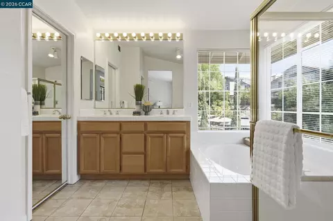 Bath - 4700 Hunter Peak Ct, Antioch, CA 94531 photo 5 of 6