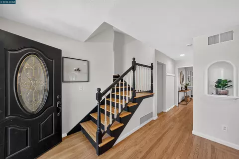 Entry Way - 335 Scott St, Livermore, CA 94551 photo 4 of 4