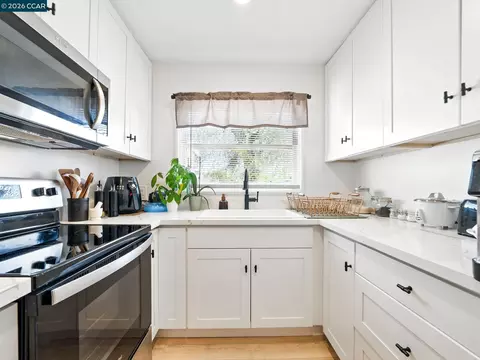 Kitchen - 20 Chesley Ct, Vallejo, CA 94591 photo 2 of 2