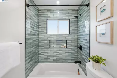 Bath - 483 Heathcliff Dr, Pacifica, CA 94044 photo 3 of 4
