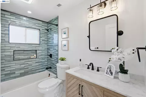 Bath - 483 Heathcliff Dr, Pacifica, CA 94044 photo 4 of 4