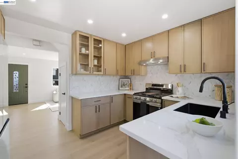 Kitchen - 483 Heathcliff Dr, Pacifica, CA 94044 photo 4 of 4