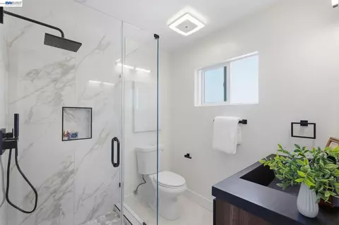 Bath - 483 Heathcliff Dr, Pacifica, CA 94044 photo 1 of 4