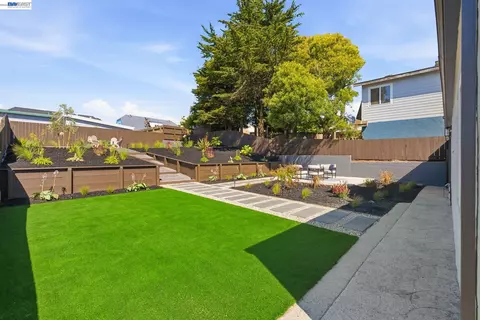 Exterior - 483 Heathcliff Dr, Pacifica, CA 94044 photo 4 of 11