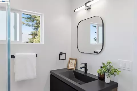 Bath - 483 Heathcliff Dr, Pacifica, CA 94044 photo 2 of 4