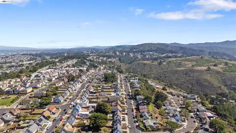 View/Area - 483 Heathcliff Dr, Pacifica, CA 94044 photo 4 of 9