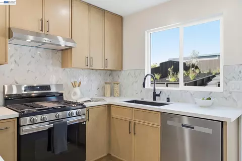 Kitchen - 483 Heathcliff Dr, Pacifica, CA 94044 photo 3 of 4