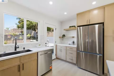 Kitchen - 483 Heathcliff Dr, Pacifica, CA 94044 photo 2 of 4