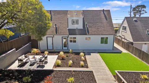 Exterior - 483 Heathcliff Dr, Pacifica, CA 94044 photo 6 of 11