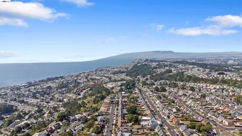 View/Area - 483 Heathcliff Dr, Pacifica, CA 94044 photo 3 of 9