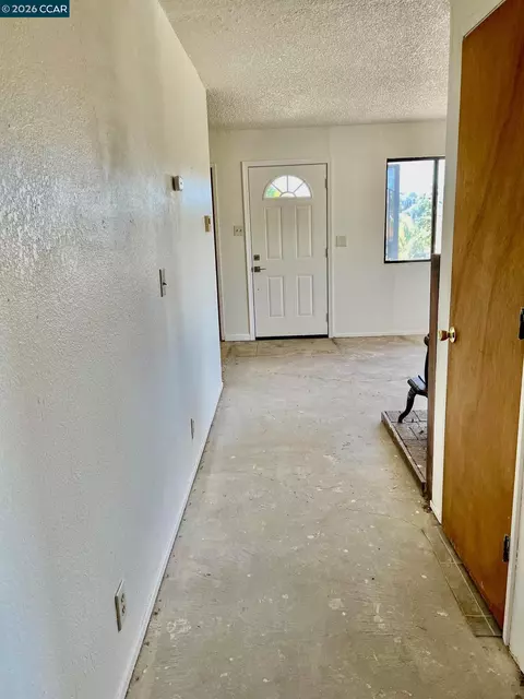 Entry Way - 1119 Warren Ave, Vallejo, CA 94591 photo 2 of 2