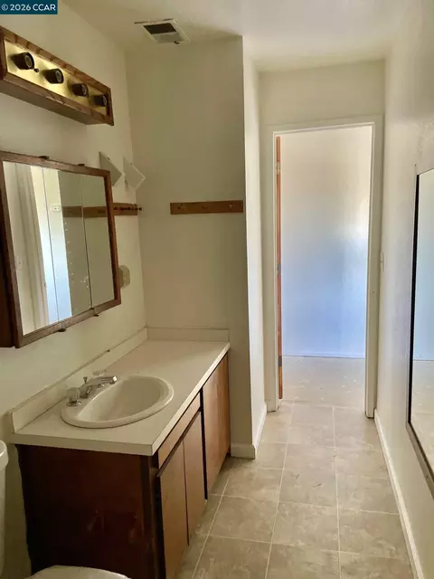 Bath - 1119 Warren Ave, Vallejo, CA 94591 photo 2 of 2