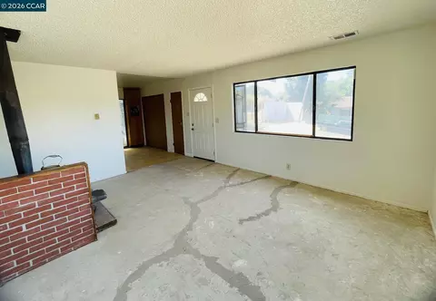 Living - 1119 Warren Ave, Vallejo, CA 94591 photo 2 of 3