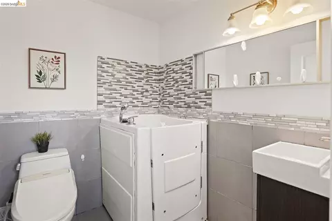 Bath - 873 Hillside Ave, Albany, CA 94706 photo 4 of 4