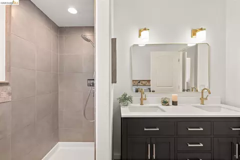 Bath - 873 Hillside Ave, Albany, CA 94706 photo 3 of 4