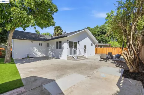 Exterior - 1913 W Middlefield Rd, Mountain View, CA 94043 photo 4 of 12