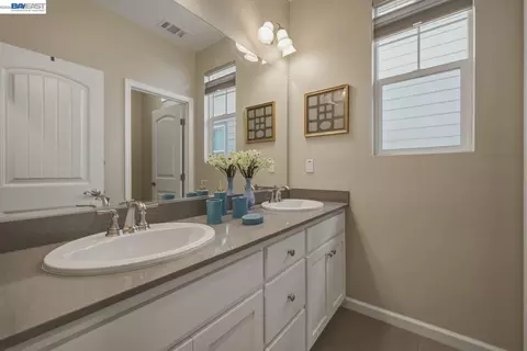 Bath - 388 C St, Hayward, CA 94541 photo 1 of 5